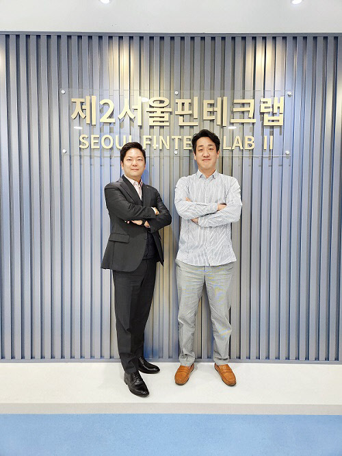 신형섭(왼쪽) 에이아이플랫폼 대표와 강진구 에이아이플랫폼 이사 [에이아이플랫폼 제공]